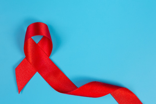 Concetto di consapevolezza del nastro rosso HIV Giornata mondiale dell'AIDS e Giornata mondiale della salute sessuale.