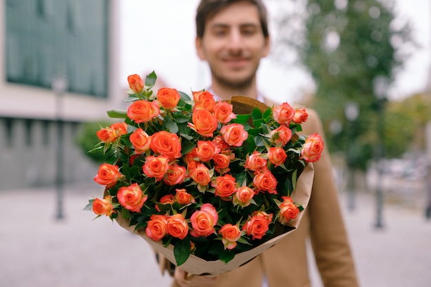 Concetto di consegna dei fiori. Focus sul bouquet di fiori