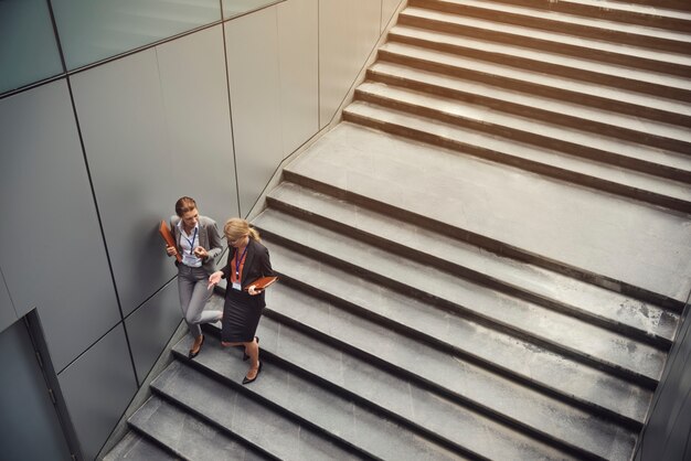 Concetto di conversazione dei colleghi corporativi della donna di affari