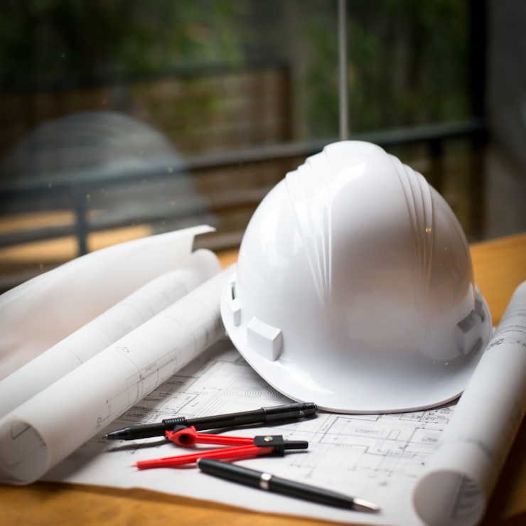 Foto gratuito concetto di costruzione immagine casco laminati schemi su tavole di legno in stile retrò.