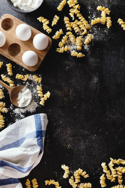 Concetto di cottura con ingredienti su oscurità