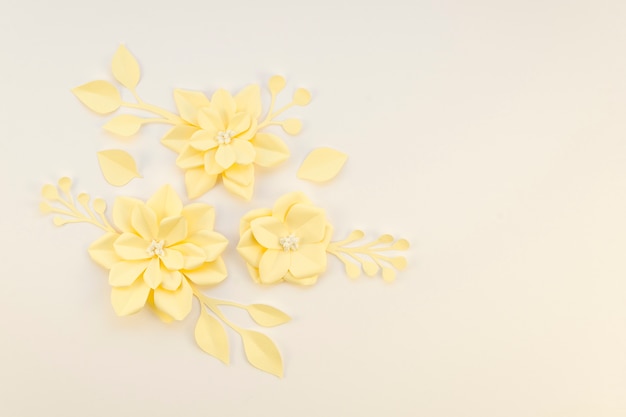 Concetto di creatività con fiori di carta gialli