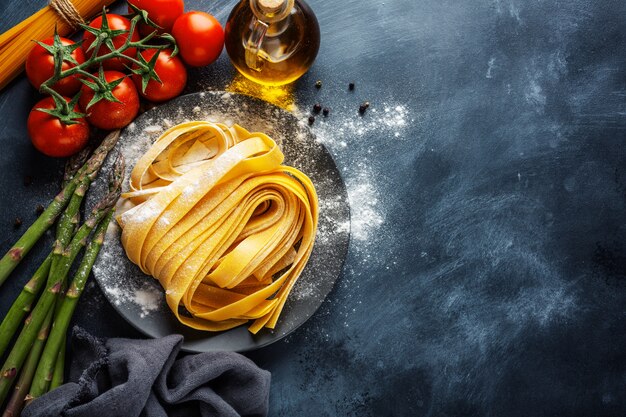 Concetto di cucina con ingredienti per cucinare