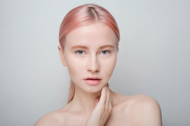 Foto gratuito concetto di cura della pelle con una bella donna