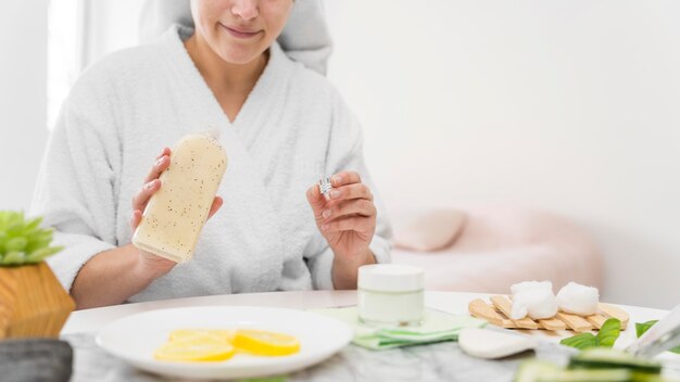 Concetto di cura di sé con la donna al chiuso