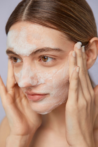 Concetto di cura di sé con maschera facciale