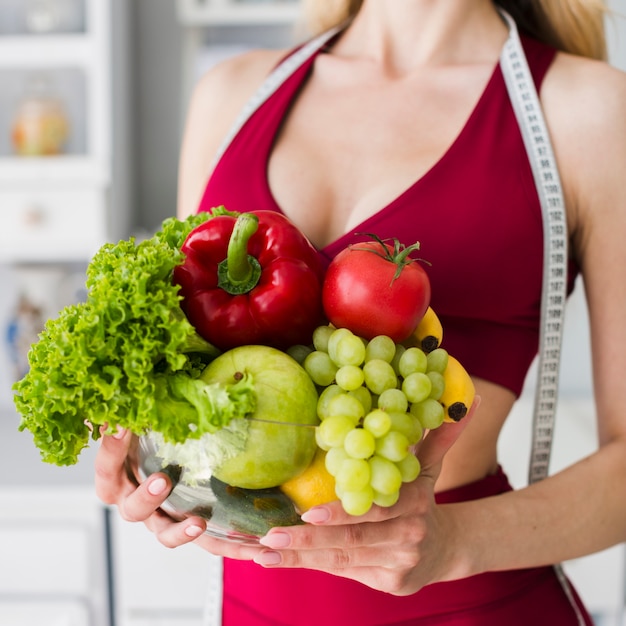 Concetto di dieta con donna sportiva in cucina