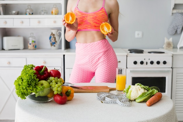 Concetto di dieta con donna sportiva in cucina