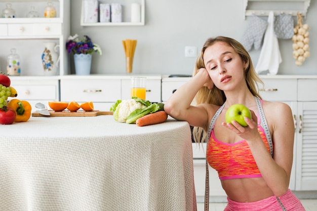 Concetto di dieta con donna sportiva in cucina