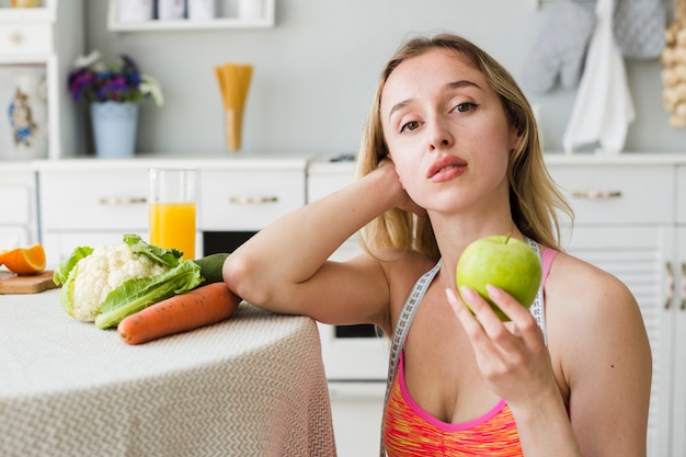 Concetto di dieta con donna sportiva in cucina