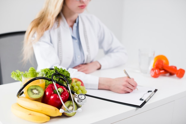 Concetto di dieta con scienziato femminile e cibo sano