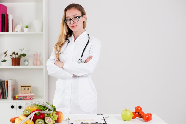 Concetto di dieta con scienziato femminile e cibo sano