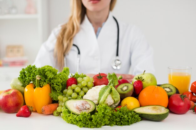 Concetto di dieta con scienziato femminile e cibo sano