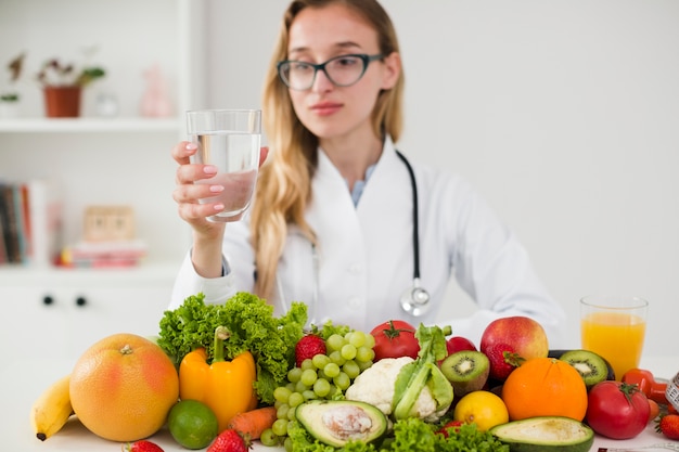 Concetto di dieta con scienziato femminile e cibo sano