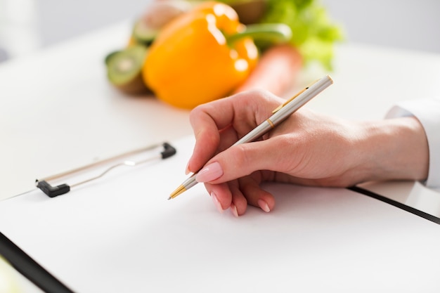 Concetto di dieta con scienziato femminile e cibo sano