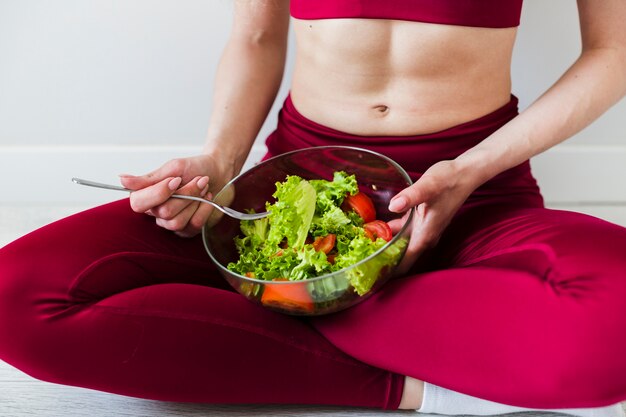 Concetto di dieta con sport donna e cibo sano