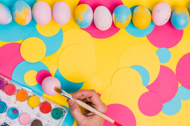 Concetto di dipingere le uova di Pasqua