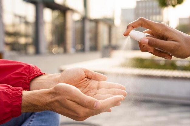 Concetto di distanza sociale con disinfettante