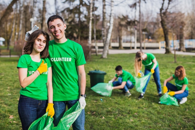 Concetto di eco con un gruppo di volontari