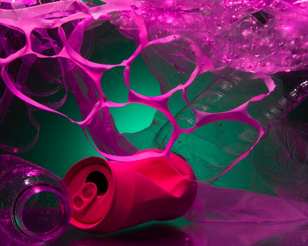 Concetto di ecologia con rifiuti di plastica