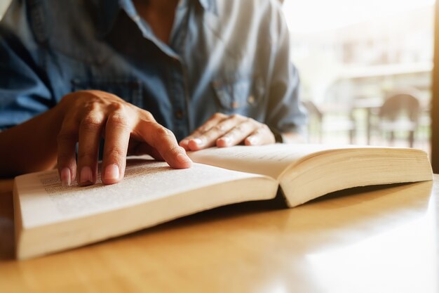 Concetto di educazione. Studio studente e brainstorming campus concept. Primo piano di studenti che discutono il loro tema su libri o libri di testo. Messa a fuoco selettiva.