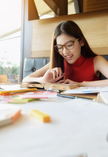 Concetto di educazione. Studio studente e brainstorming campus concept. Primo piano di studenti che discutono il loro tema su libri o libri di testo. Messa a fuoco selettiva.