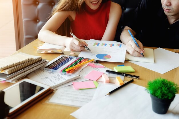 Concetto di educazione. Studio studente e brainstorming campus concept. Primo piano di studenti che discutono il loro tema su libri o libri di testo. Messa a fuoco selettiva.