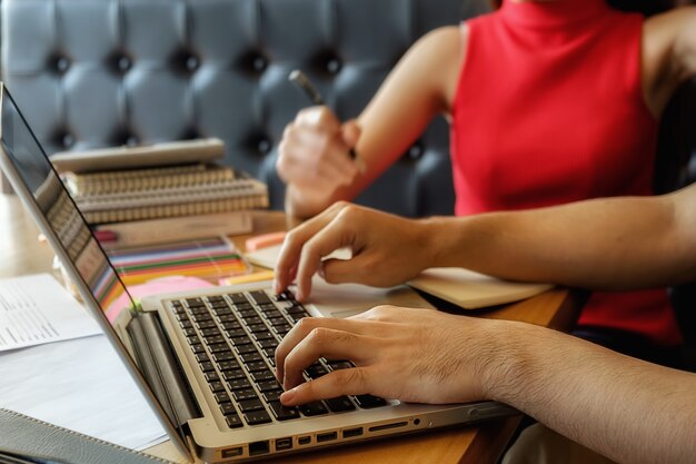 Concetto di educazione. Studio studente e brainstorming campus concept. Primo piano di studenti che discutono il loro tema su libri o libri di testo. Messa a fuoco selettiva.