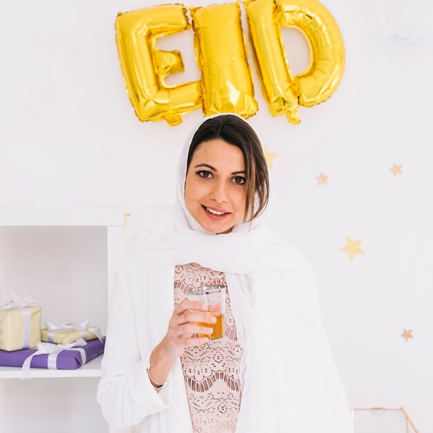 Concetto di Eid con bere donna