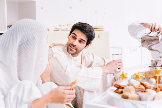 Concetto di Eid con un gruppo di amici che mangiano