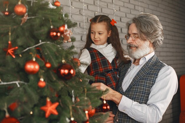 Concetto di famiglia, vacanze, generazione, Natale e persone. Camera decorata per Natale.