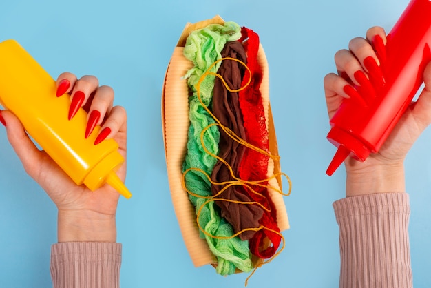 Concetto di fast fashion con materiali e tessuti travestiti da hot dog