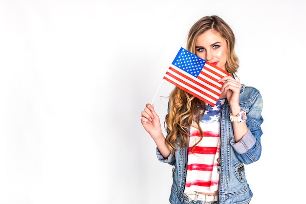 Concetto di festa dell&#39;indipendenza degli Stati Uniti con la donna che mostra bandiera