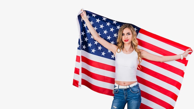 Concetto di festa dell&#39;indipendenza degli Stati Uniti con la donna che mostra bandiera
