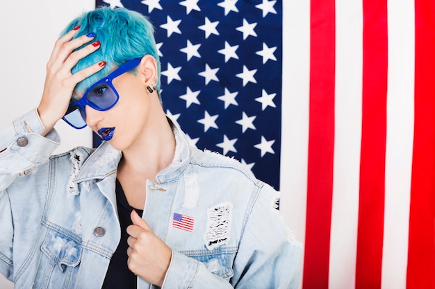 Concetto di festa dell&#39;indipendenza degli Stati Uniti con la donna punk