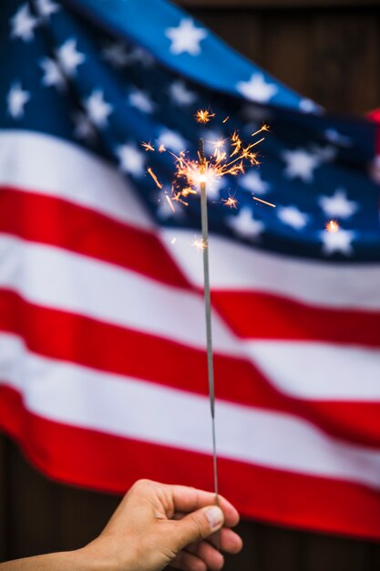 Concetto di festa dell&#39;indipendenza degli Stati Uniti con lo sparkler