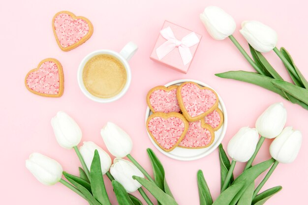 Concetto di festa della mamma con tulipani e biscotti