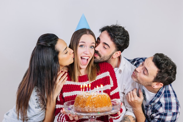 Concetto di festa di compleanno con quattro amici