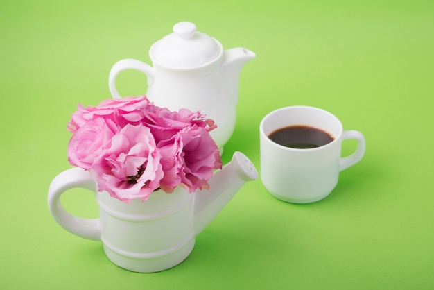 Concetto di fiori incantevole con tazza di caffè