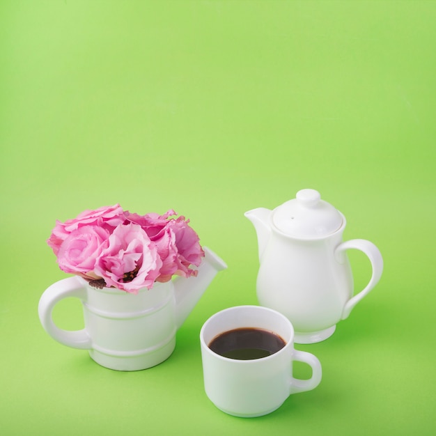 Concetto di fiori incantevole con tazza di caffè