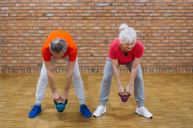 Concetto di fitness con gli anziani