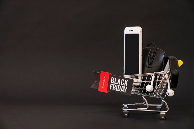 Concetto di friday nero con smartphone nel carrello e nello spazio