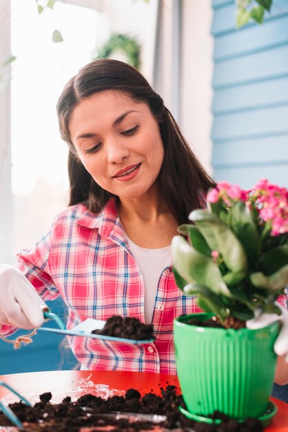 Concetto di giardinaggio con donna