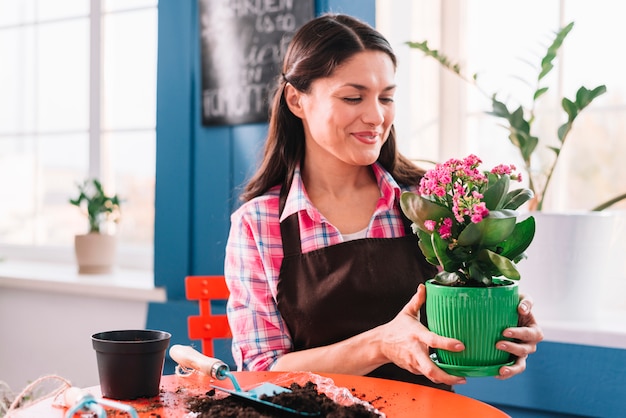 Concetto di giardinaggio con donna