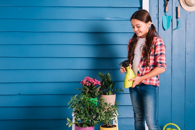 Concetto di giardinaggio con la ragazza