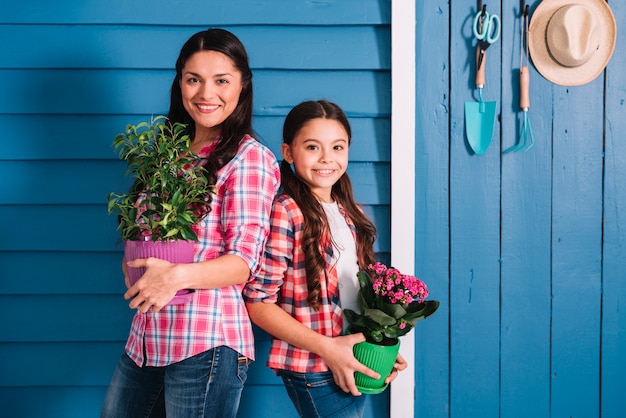 Concetto di giardinaggio con madre e figlia