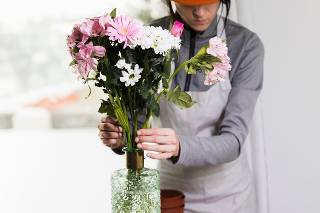 Concetto di giardinaggio con mani femminili