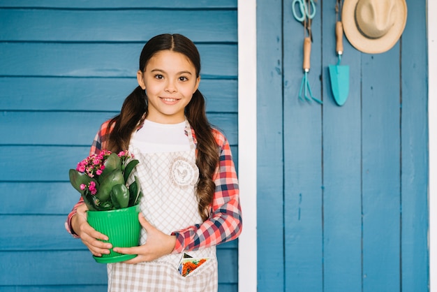 Concetto di giardinaggio con ragazza e pianta