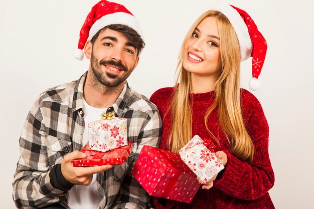 Concetto di gifting con coppia felice