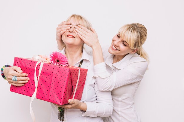 Concetto di gifting con figlia e madre